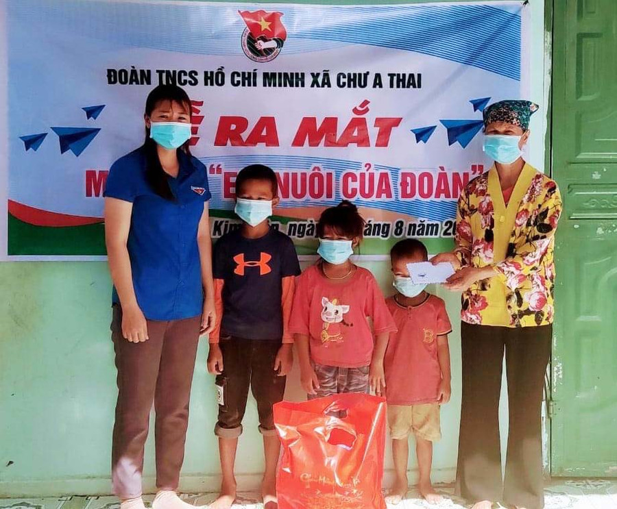 Đoàn xã Chư A Thai thăm, tặng quà trẻ em nghèo ở thôn Kim Môn tại lễ ra mắt mô hình “Em nuôi của Đoàn”. Ảnh: Vũ Chi