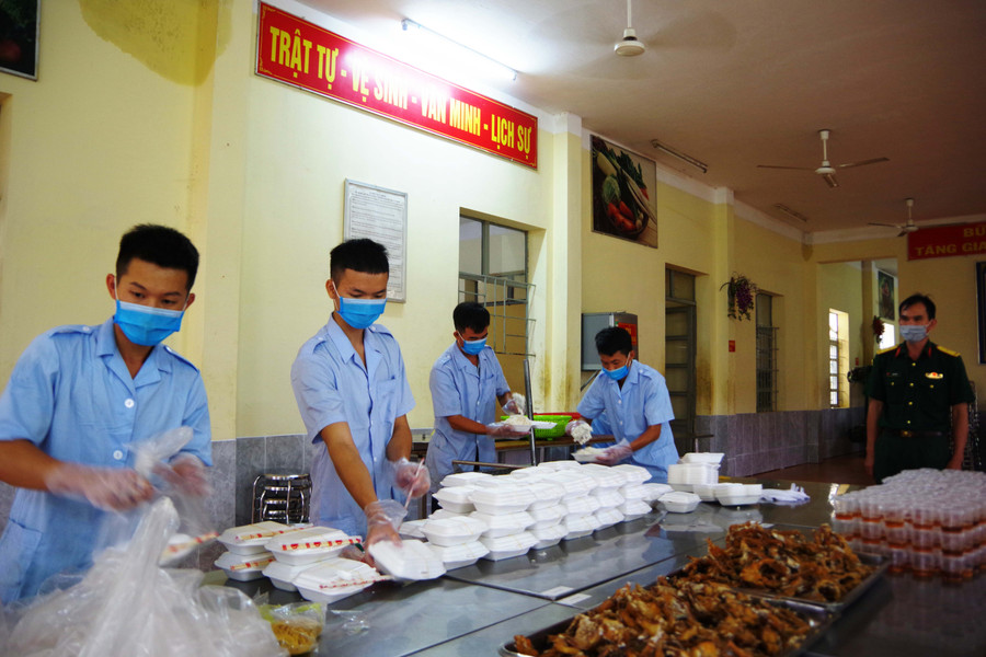 Cán bộ, chiến sĩ chuẩn bị suất ăn cho công dân cách ly tại Lữ đoàn 234, Quân đoàn 3. Ảnh: Vĩnh Hoàng