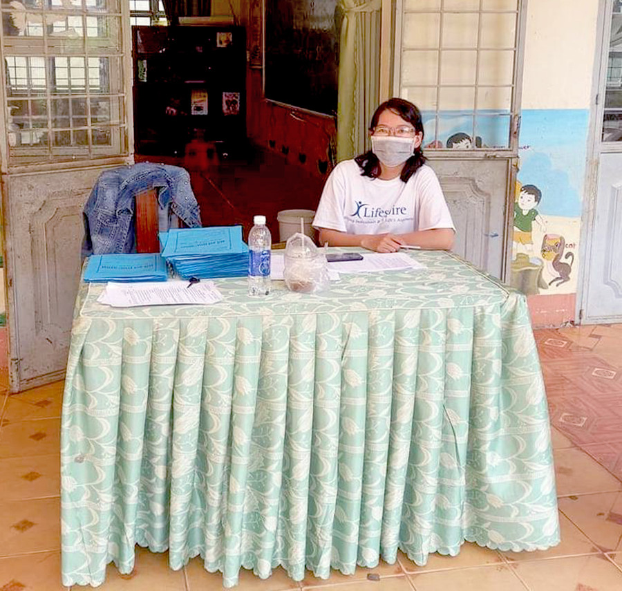 Giáo viên Trường Tiểu học Nguyễn Tất Thành (thị trấn Chư Sê) nhận hồ sơ tuyển sinh năm học 2021-2022. Ảnh: Hoành Sơn