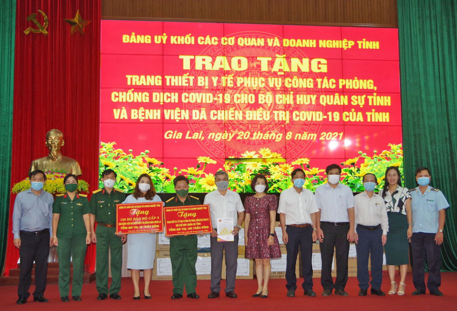 Đảng ủy Khối các Cơ quan và Doanh nghiệp tỉnh Gia Lai trao tặng vật tư y tế phục vụ công tác phòng-chống dịch Covid-19 của tỉnh. Ảnh: Văn Huỳnh