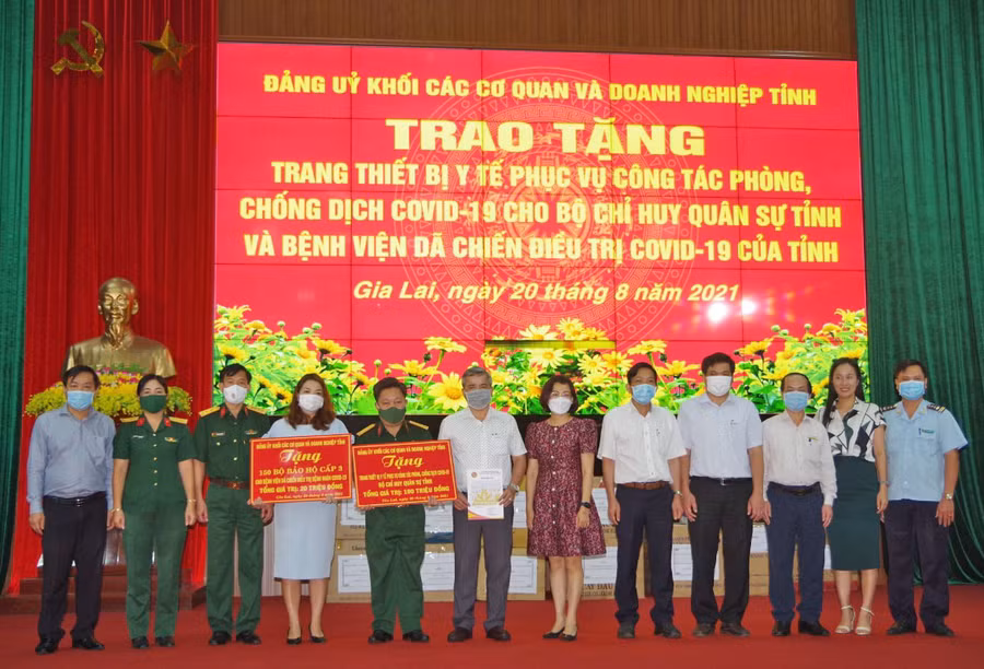 Đảng ủy Khối các Cơ quan và Doanh nghiệp tỉnh Gia Lai trao tặng vật tư y tế phục vụ công tác phòng-chống dịch Covid-19 của tỉnh. Ảnh: Văn Huỳnh