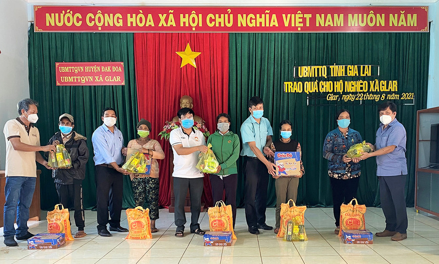  Lãnh đạo Ủy ban MTTQ Việt Nam tỉnh và Công ty Vĩnh Hiệp trao quà cho các hộ gia đình khó khăn. Ảnh: Hà Đức Thành