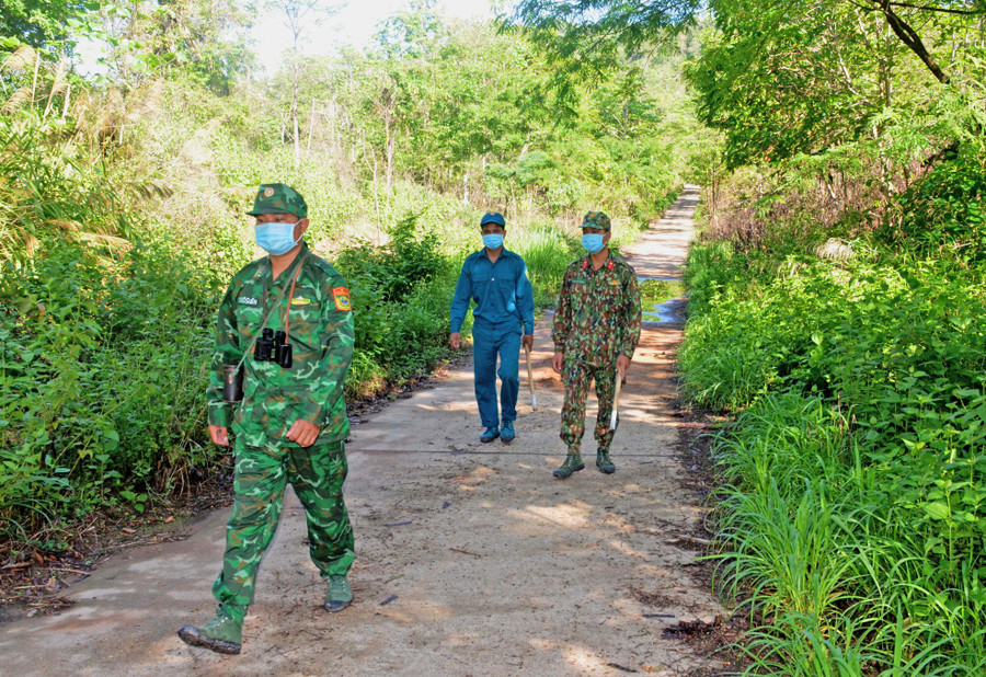 Cán bộ, chiến sĩ chốt Cota (Đồn Biên phòng Ia Mơr) trên đường tuần tra. Ảnh: Vĩnh Hoàng