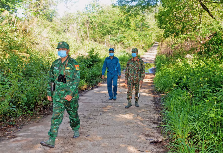 Cán bộ, chiến sĩ chốt Cota (Đồn Biên phòng Ia Mơr) trên đường tuần tra. Ảnh: Vĩnh Hoàng