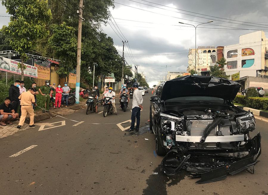 Lực lượng Công an tiến hành khám nghiệm hiện trường vụ án. Ảnh: Văn Ngọc Lực lượng Công an đã tiến hành khám nghiệm hiện trường vụ án. Ảnh: Văn Ngọc