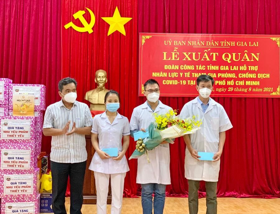 -Đồng chí Hồ Văn Niên-Ủy viên Ban Chấp hành Trung ương Đảng, Bí thư Tỉnh ủy, Chủ tịch HĐND tỉnh tặng quà đoàn công tác. Ảnh: Như Nguyện