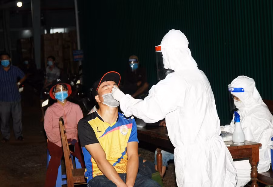 Cơ quan y tế lấy mẫu tầm soát Covid-19 tại xã Cư Bao tối 17.8. Ảnh: Sở Y tế Đắk Lắk