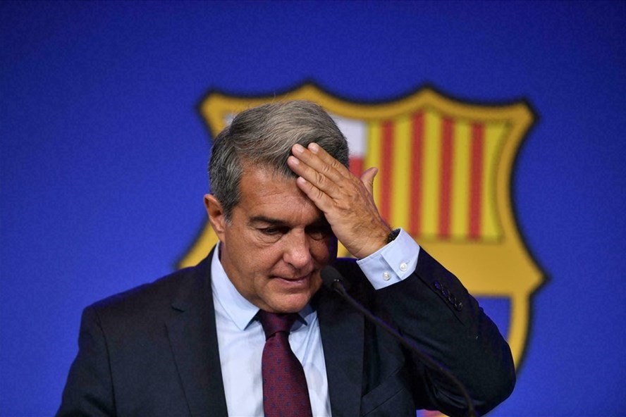 Juan Laporta muốn sớm thực hiện Super League và luôn chống đối lãnh đạo LaLiga. Ảnh: Barcelona