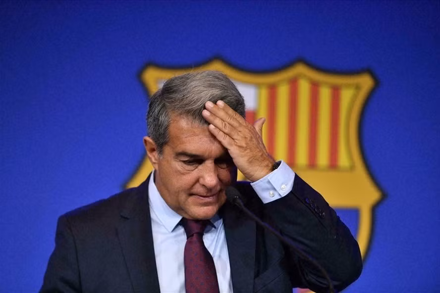 Juan Laporta muốn sớm thực hiện Super League và luôn chống đối lãnh đạo LaLiga. Ảnh: Barcelona