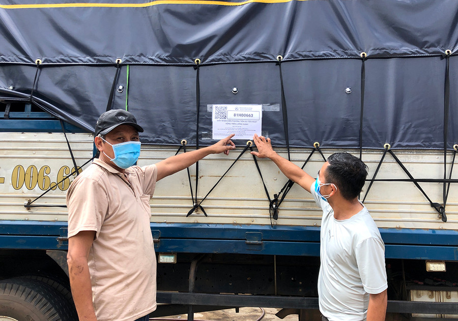 Thẻ nhận diện phương tiện kèm theo mã QRCode phía 2 bên xe để tăng khả năng nhận diện, quan sát. Ảnh: Lê Hòa