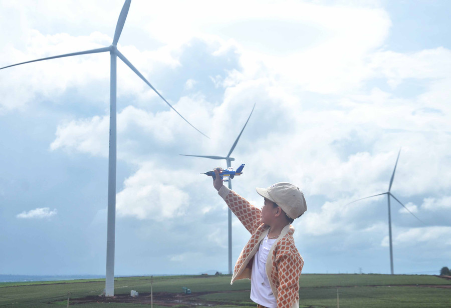 Cánh đồng điện gió ở xã Trang (huyện Đak Đoa) là địa điểm tham quan thú vị cho du khách. Ảnh: Phương Linh