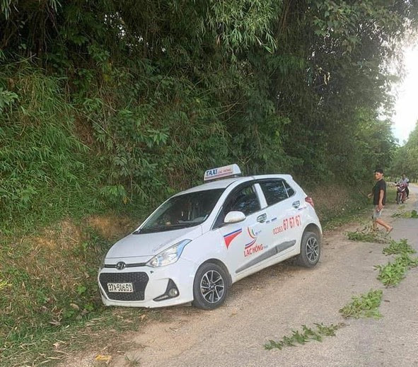  Chiếc taxi bị bỏ lại ven đường. Ảnh: CTV