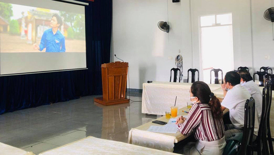 Ban giám khảo chấm điểm các video clip tham gia Liên hoan tuyên truyền các ca khúc cách mạng năm 2021. Ảnh: Phan Lài  Ban giám khảo chấm điểm các video clip tham gia Liên hoan tuyên truyền các ca khúc cách mạng năm 2021. Ảnh: Phan Lài