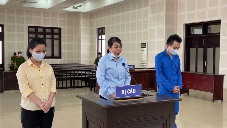 Nga, con trai và con dâu trước tòa. Ảnh: Văn Tiến