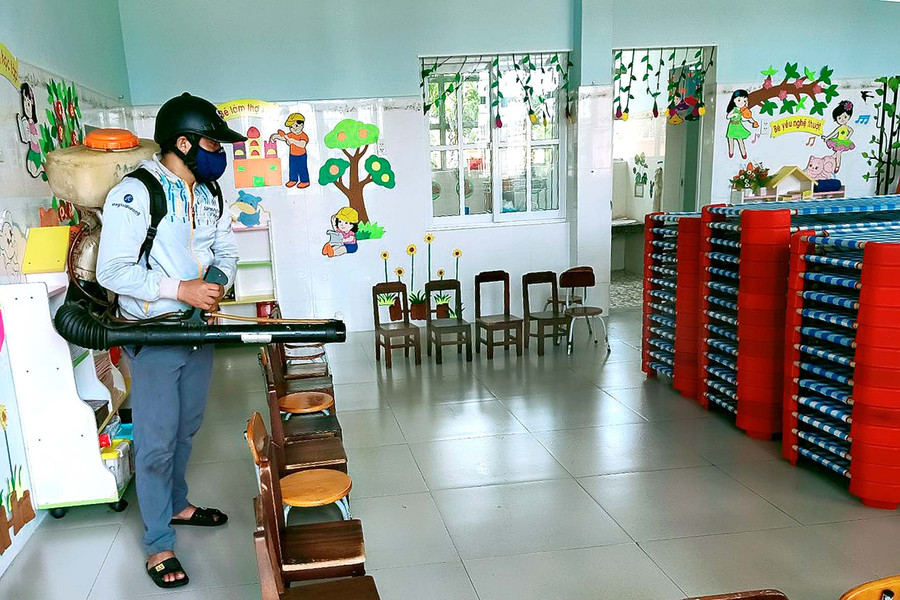 1. Hiện nay, các trường học trên địa bàn thành phố Pleiku đã tiến hành phun tiêu độc khử trùng, sẵn đón các em học sinh vào năm học mới. 