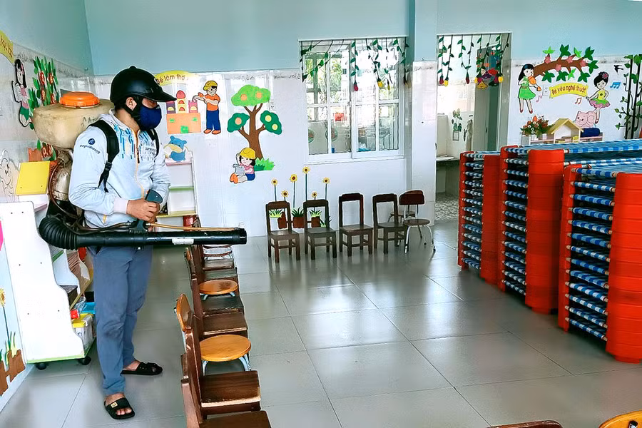 1. Hiện nay, các trường học trên địa bàn thành phố Pleiku đã tiến hành phun tiêu độc khử trùng, sẵn đón các em học sinh vào năm học mới. 