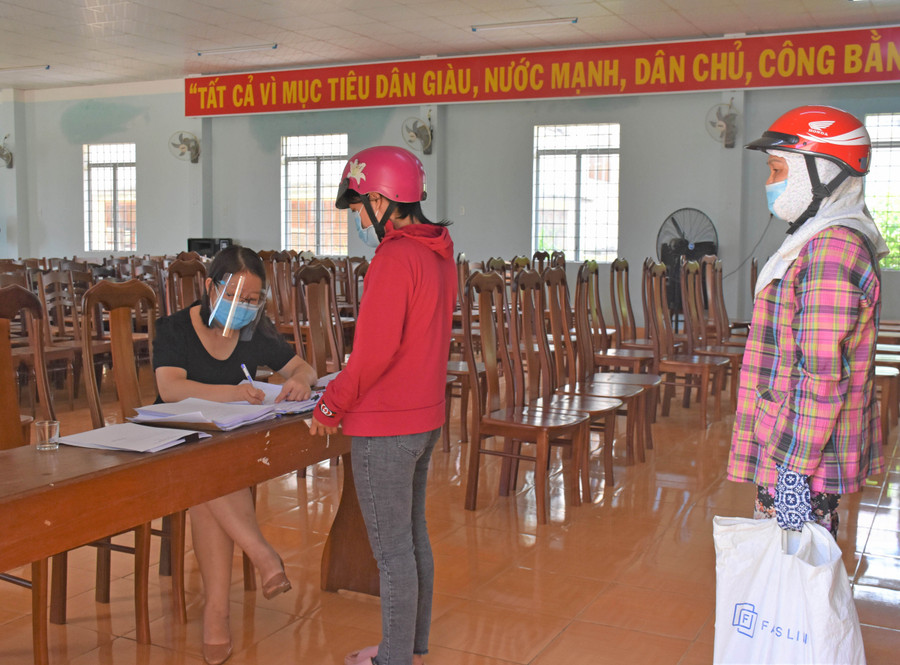 UBND phường Ia Kring cử cán bộ trực tiếp hướng dẫn người lao động kê khai hồ sơ ngay tại trụ sở phường. Ảnh Trần Dung