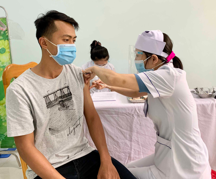 Nhân viên y tế tiêm vắc xin cho các đối tượng ưu tiên theo quy định tại Bệnh viện Đa khoa tỉnh. Ảnh: Như Nguyện