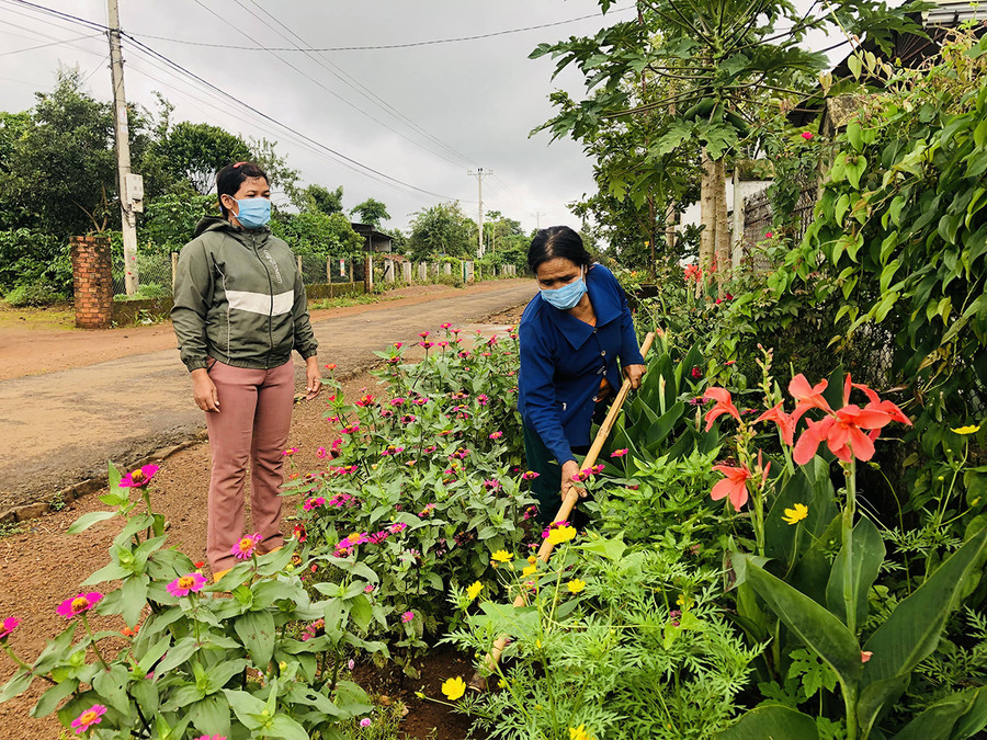 Người dân làng O Grang (xã Ia Pếch, huyện Ia Grai) chăm sóc đường hoa, chung tay xây dựng nông thôn mới. Ảnh: Thủy Bình
