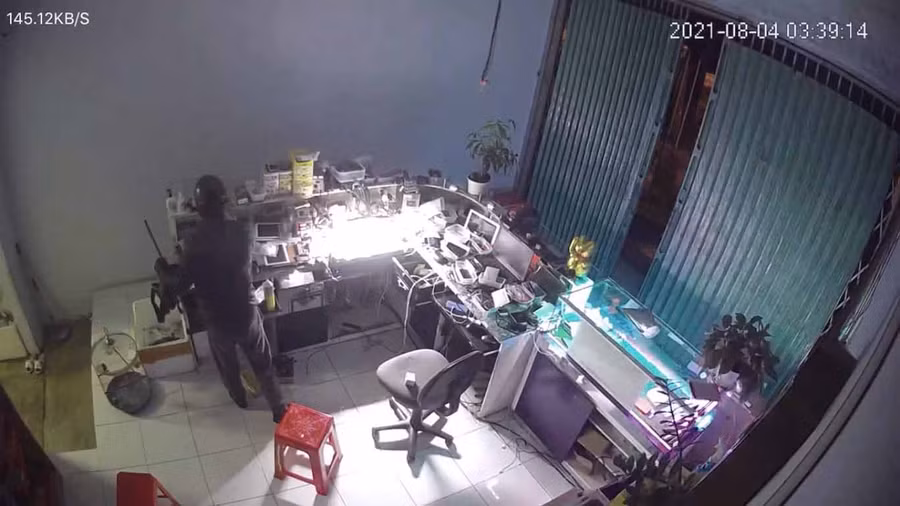 Tên trộm đã phá cửa đột nhập vào cửa hàng để trộm điện thoại Ảnh chụp màn hình