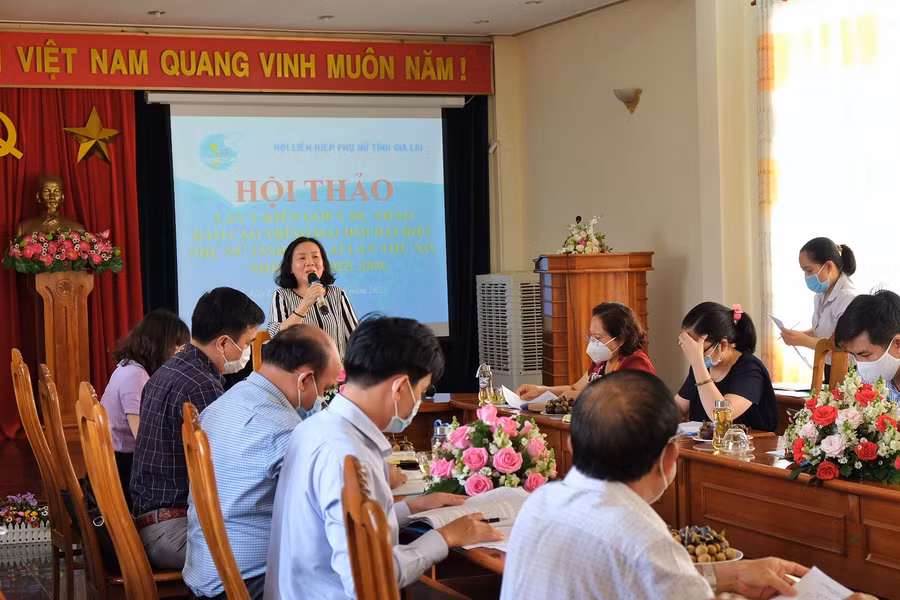 Bà Phạm Thị Hoa-Phó Chủ tịch thường trực Hội LHPN tỉnh trình bày tóm tắt dự thảo báo cáo trình Đại hội đại biểu phụ nữ tỉnh lần thứ XIV. Ảnh: Minh Châu