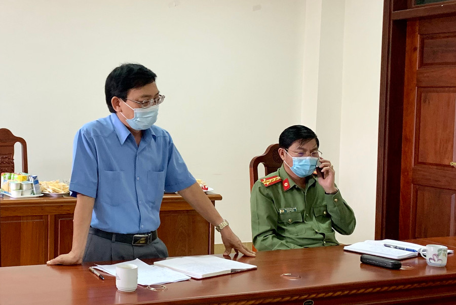 Phó Giám đốc Sở Y tế Nguyễn Đình Tuấn báo cáo việc thiết lập các bệnh viện điều trị Covid-19 tại tỉnh. Ảnh: Như Nguyện