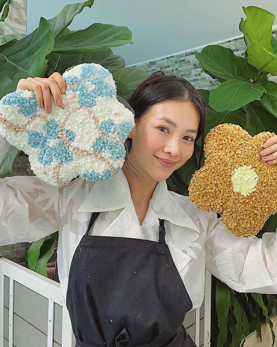 Phương Khánh tự tay làm ra những món đồ thủ công. Ảnh: Instagram