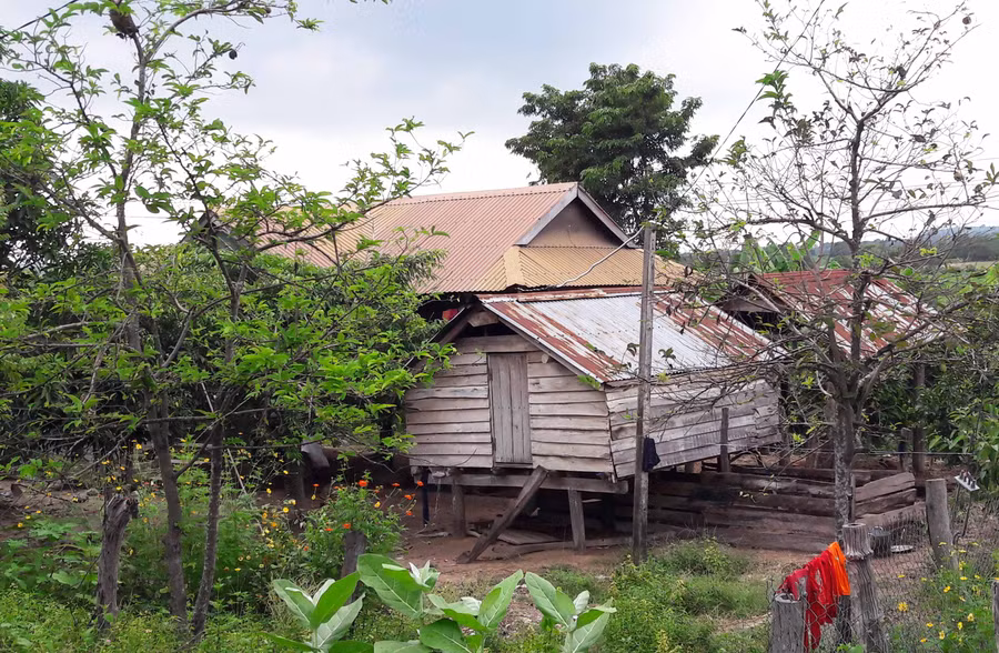 Một gian bếp của người Jrai được làm riêng bên ngoài nhà dài. Ảnh: Mai Hương