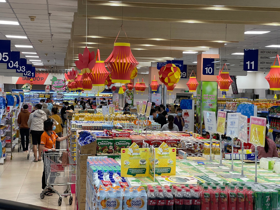 Đa phần người dân mua sắm hàng nhu yếu phẩm là chính. Ảnh: Vũ Thảo