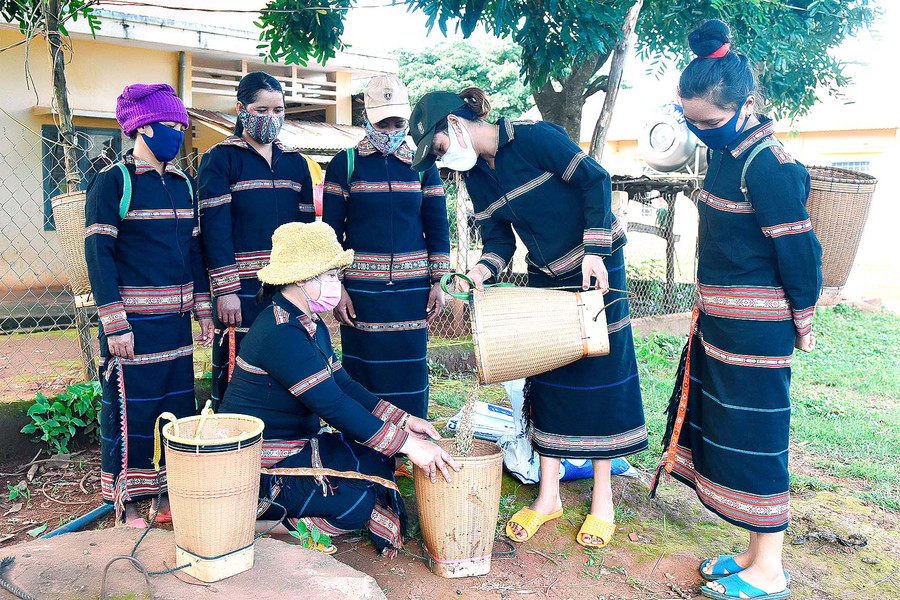 4.Chị Thót-Chi hội trưởng Chi hội Phụ nữ làng Chóp-cho hay: Đến nay, có 150 hội viên tham gia “Kho thóc tình thương”. Vừa qua, kho thóc đã xuất hỗ trợ 3,5 tạ gạo cho 10 hội viên nghèo trong làng.