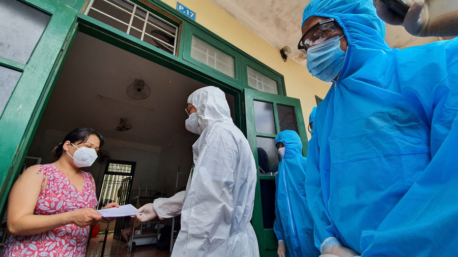 Chủ tịch UBND tỉnh Quảng Nam Lê Trí Thanh (áo trắng) đến khu cách ly thăm hỏi, động viên công dân được đón ở TP.HCM về. Ảnh: D.B