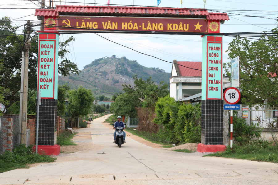 Nhờ tích cực xây dựng nông thôn mới, bộ mặt làng Kdâu, xã Kông Lơng Khơng có nhiều thay đổi khởi sắc