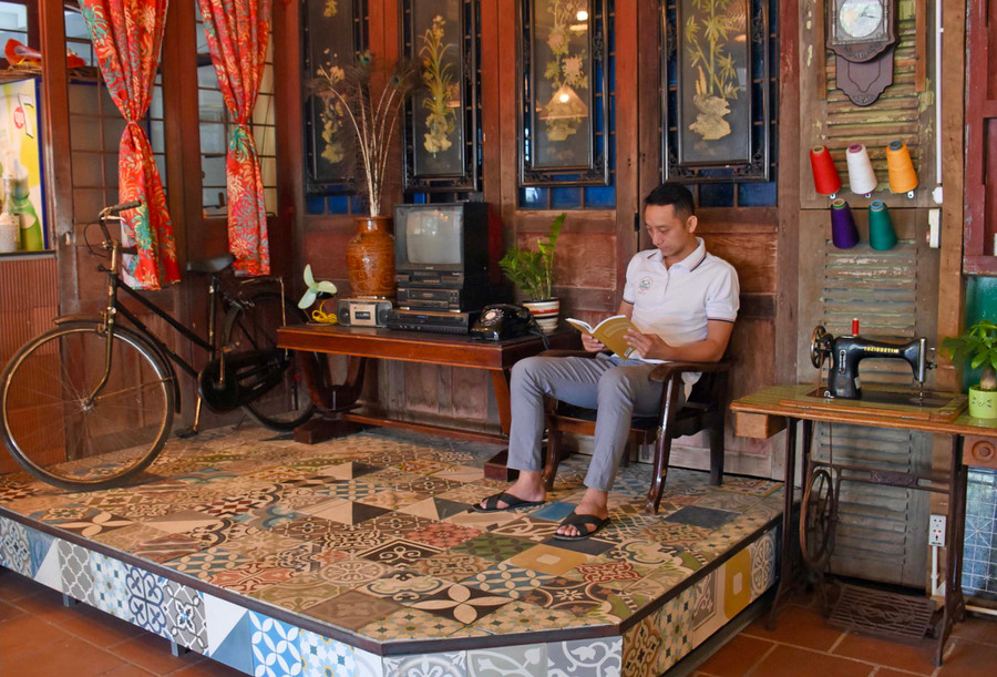 Căn phòng khách thời bao cấp được tái hiện trong không gian quán cà phê Trừ (22 Phan Đình Giót, TP. Pleiku). Ảnh: Lam Nguyên