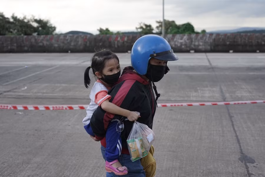 Người dân đi khai báo y tế tại chốt Cai Chanh (Đắk Nông). Ảnh: Thanh Quân