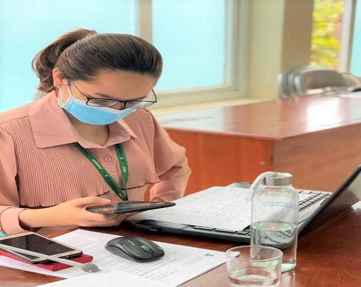 Cán bộ Trung tâm Dịch vụ việc làm tỉnh tăng cường ứng dụng công nghệ thông tin trong tư vấn, giới thiệu việc làm. Ảnh: Đinh Yến