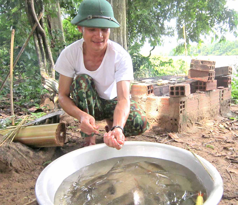 Chế biến món cá sông Pô Cô. Ảnh: Ngọc Tấn