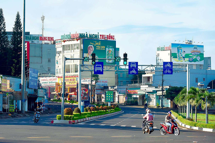 Đường Nguyễn Tất Thành vắng vẻ trong sáng 28-8. Ảnh: Đức Thụy