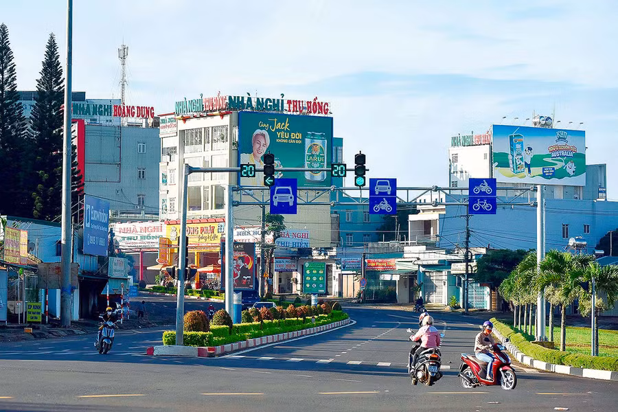 Đường Nguyễn Tất Thành vắng vẻ trong sáng 28-8. Ảnh: Đức Thụy