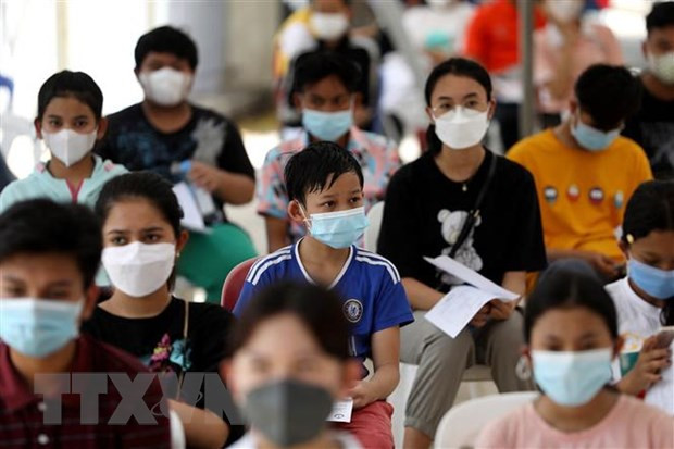 Nhân viên y tế tiêm vaccine ngừa COVID-19 cho trẻ em tại Phnom Penh, Campuchia. (Ảnh: AFP/TTXVN)