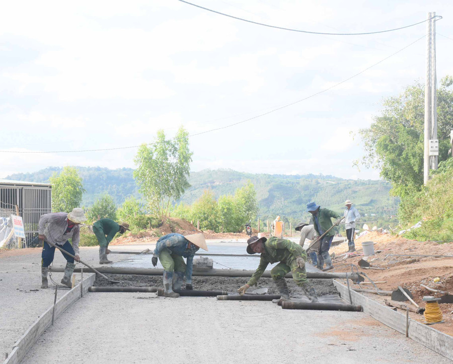 Huyện Kbang đầu tư nâng cấp đường giao thông liên xã. Ảnh: Minh Nguyễn Huyện Kbang đầu tư nâng cấp đường giao thông liên xã. Ảnh: Minh Nguyễn