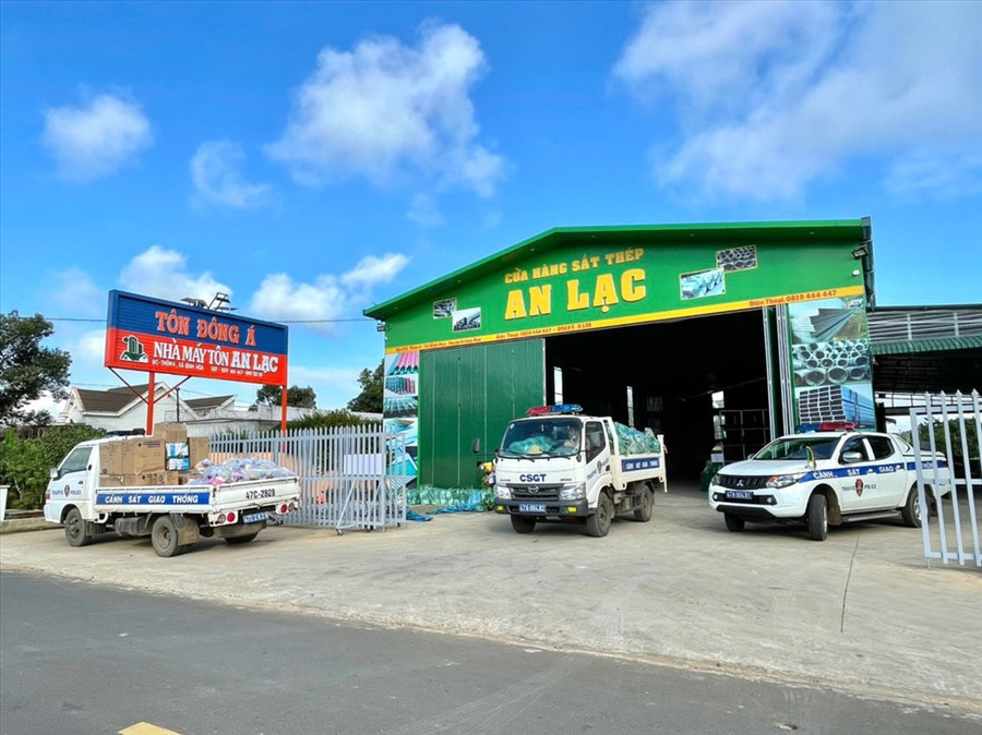 CSGT huyện Krông Ana hỗ trợ vận chuyển, phân bổ hàng hoá đến các khu vực. Ảnh: B.T