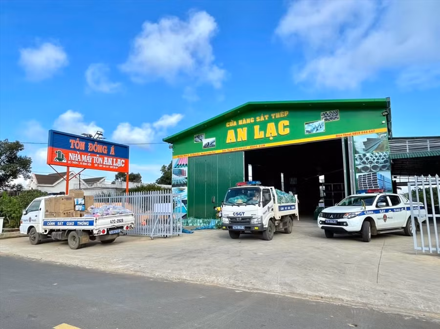 CSGT huyện Krông Ana hỗ trợ vận chuyển, phân bổ hàng hoá đến các khu vực. Ảnh: B.T