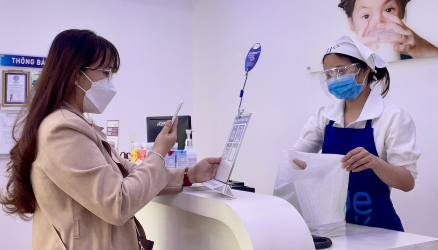 Thanh toán không dùng tiền mặt đang được ứng dụng rộng rãi trong các giao dịch mua hàng hóa. Ảnh: Vũ Thảo