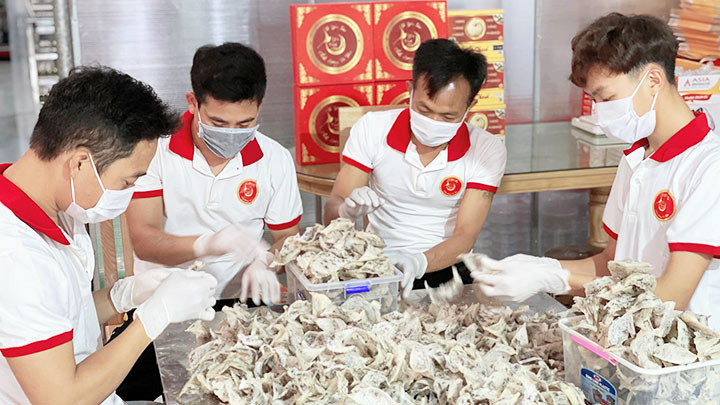 Làm sạch tổ yến tại Công ty Yến sào Xứ Thanh. Làm sạch tổ yến tại Công ty Yến sào Xứ Thanh.