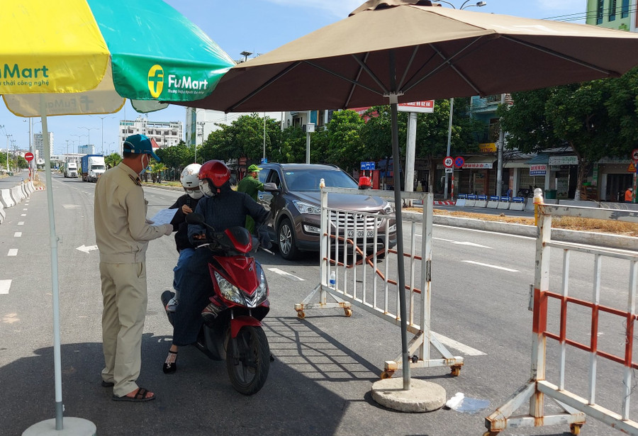  Thẻ nhận diện sẽ được lực lượng công an cấp cho đội ngũ thi hành công vụ trong suốt thời gian phong tỏa toàn TP - Ảnh: HOÀNG SƠN