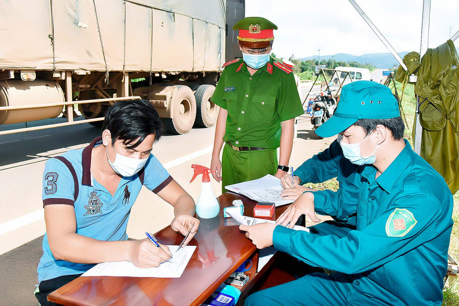 Người dân khai báo y tế tại chốt kiểm soát số 3 đặt tại cầu Suối Voi (phường Yên Thế, TP. Pleiku). Ảnh: Đức Thụy Người dân khai báo y tế tại chốt kiểm soát số 3 đặt tại cầu Suối Voi (phường Yên Thế). Ảnh: Đức Thụy