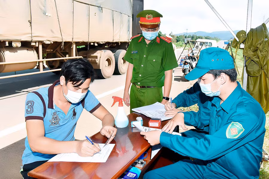 Người dân khai báo y tế tại chốt kiểm soát số 3 đặt tại cầu Suối Voi (phường Yên Thế). Ảnh: Đức Thụy