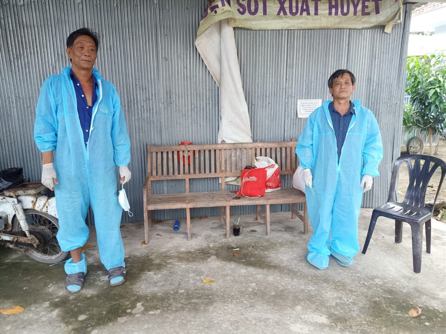 2 đàn em của trùm buôn lậu Mười Tường sau khi bị lực lượng Bộ đội biên phòng phát hiện nhập cảnh trái phép. Ảnh: CK