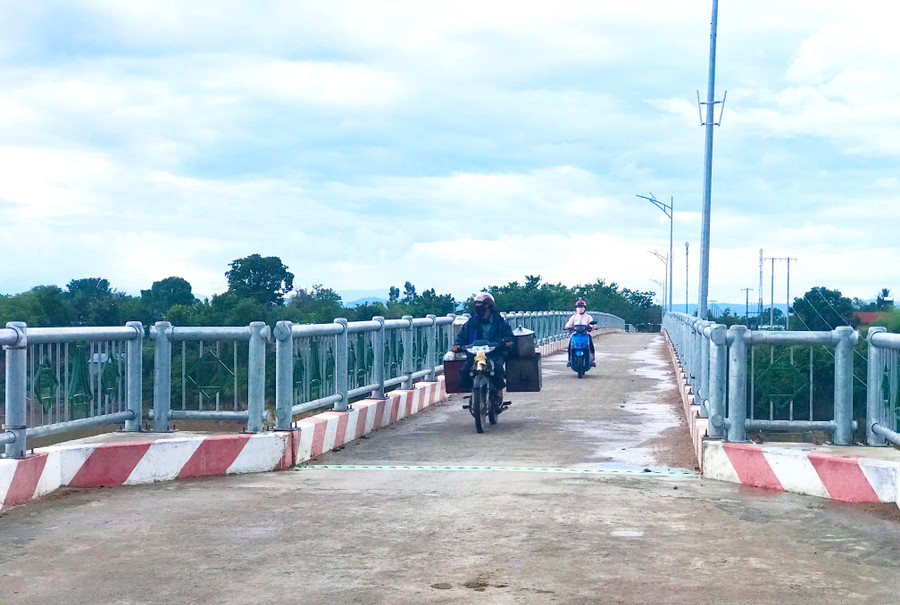  Cầu Ia Rmok nối xã Phú Cần và Ia Rmok (huyện Krông Pa). Ảnh: Lê Hòa