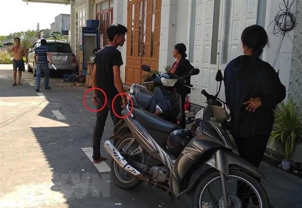  Đối tượng Chính (người thứ ba từ phải qua) cầm dao dọa khách hàng đến đòi lại tiền. (Ảnh: TTXVN phát)